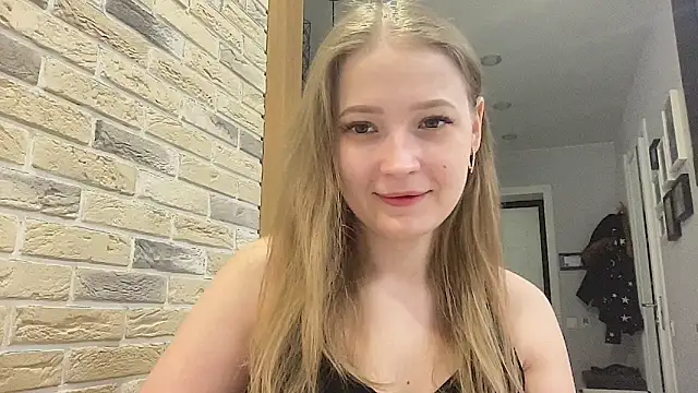 CharmingSarah online show from March 26, 4:38 pm