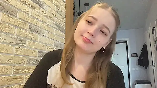 CharmingSarah online show from April 17, 1:47 pm