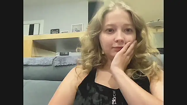 Snapshot of CharmingSarah chatting on September 25, 4:35 pm CharmingSarah online show from September 25, 4:35 pm