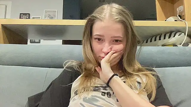 CharmingSarah online show from April 15, 4:22 pm