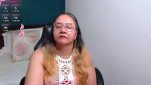 Snapshot of scaelettdubois chatting on October 19, 3:09 am scaelettdubois online show from October 19, 3:09 am