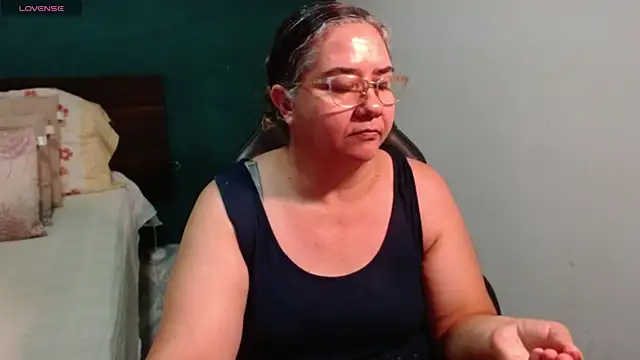 Snapshot of scaelettdubois chatting on June 19, 3:23 am scaelettdubois online show from June 19, 3:23 am