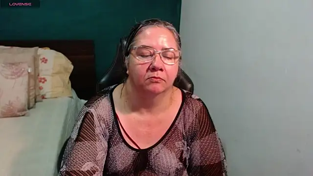 Snapshot of scaelettdubois chatting on June 21, 9:15 am scaelettdubois online show from June 21, 9:15 am