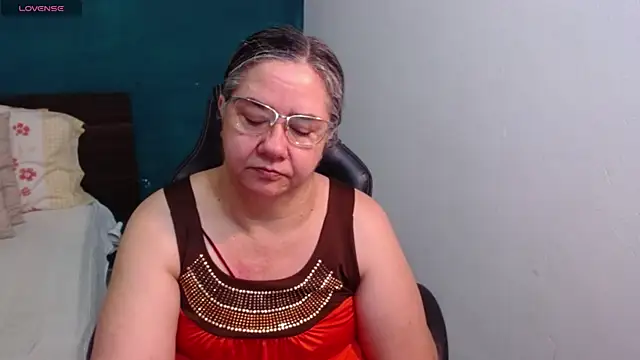 Snapshot of scaelettdubois chatting on June 7, 10:04 pm scaelettdubois online show from June 7, 10:04 pm