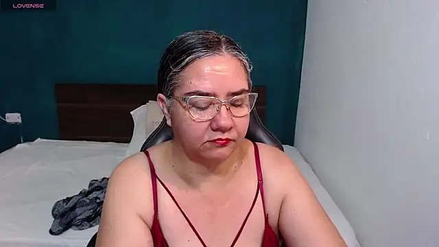 Snapshot of scaelettdubois chatting on October 5, 12:12 am scaelettdubois online show from October 5, 12:12 am