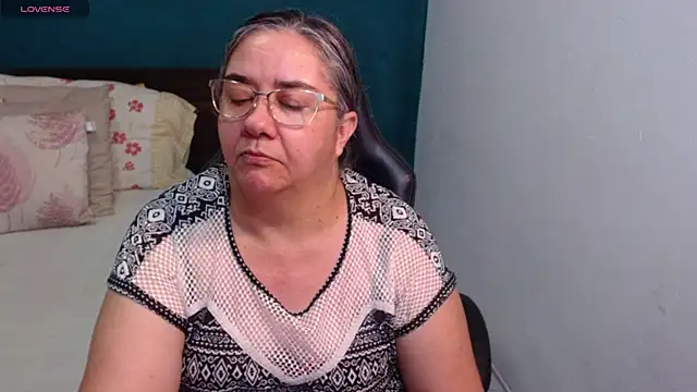 Snapshot of scaelettdubois chatting on June 4, 10:36 pm scaelettdubois online show from June 4, 10:36 pm