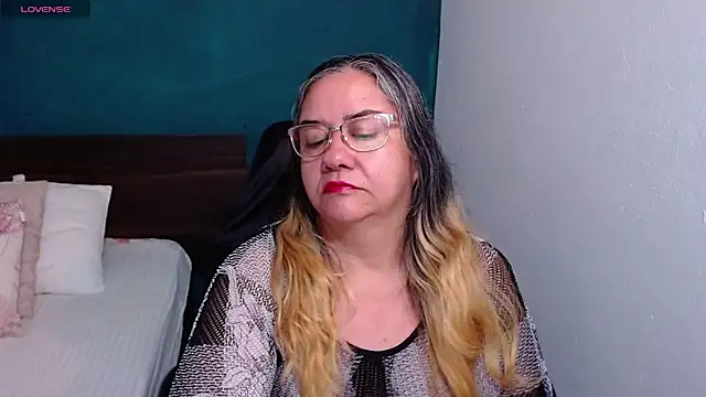 Snapshot of scaelettdubois chatting on September 17, 11:40 pm scaelettdubois online show from September 17, 11:40 pm