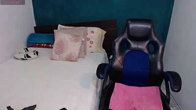 scaelettdubois online show from March 27, 6:44 am