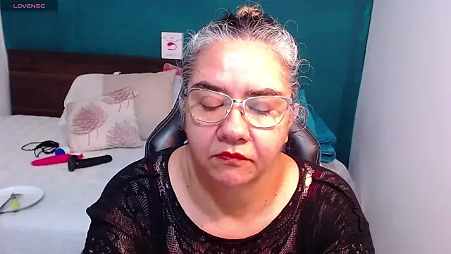 Snapshot of scaelettdubois chatting on February 27, 5:51 am scaelettdubois online show from February 27, 5:51 am
