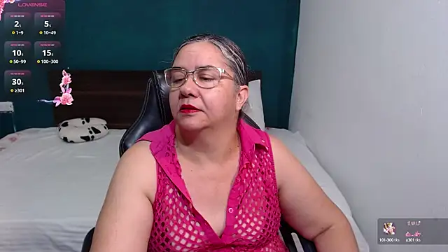 Snapshot of scaelettdubois chatting on October 6, 12:01 am scaelettdubois online show from October 6, 12:01 am