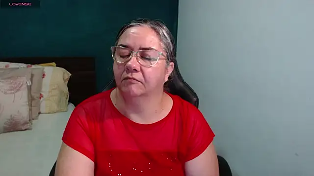 Snapshot of scaelettdubois chatting on June 17, 11:36 pm scaelettdubois online show from June 17, 11:36 pm
