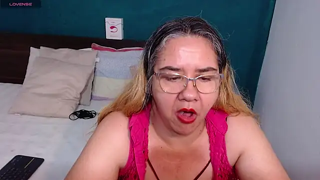 Snapshot of scaelettdubois chatting on February 25, 2:25 am scaelettdubois online show from February 25, 2:25 am
