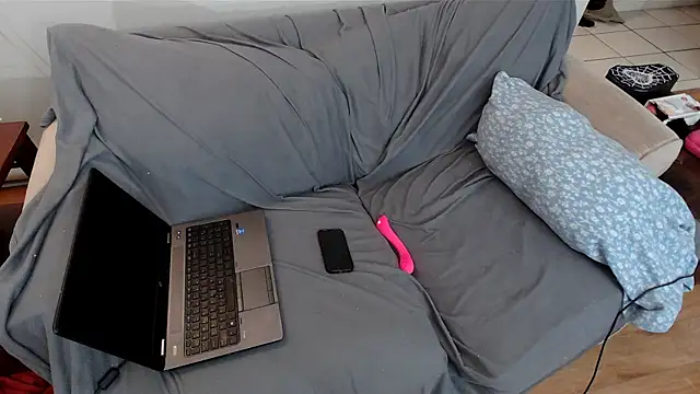 Snapshot of EmoDream1998 chatting on February 22, 1:44 am EmoDream1998 online show from February 22, 1:44 am