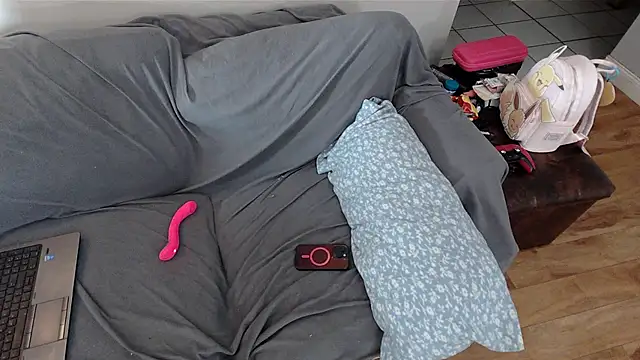 Snapshot of EmoDream1998 chatting on March 2, 5:52 pm EmoDream1998 online show from March 2, 5:52 pm