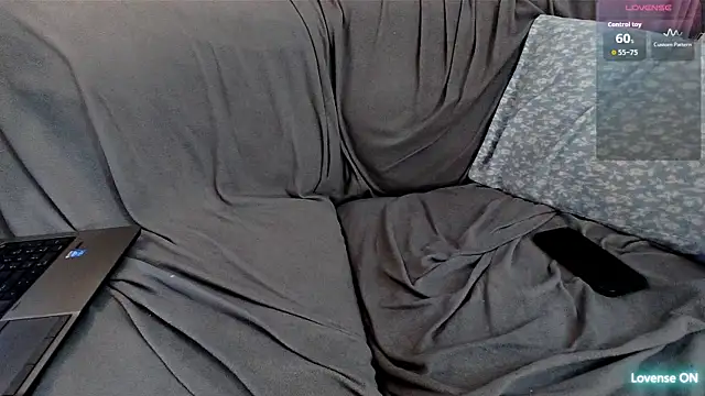 Snapshot of EmoDream1998 chatting on December 3, 11:14 pm EmoDream1998 online show from December 3, 11:14 pm