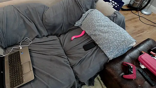 Snapshot of EmoDream1998 chatting on February 13, 4:39 pm EmoDream1998 online show from February 13, 4:39 pm