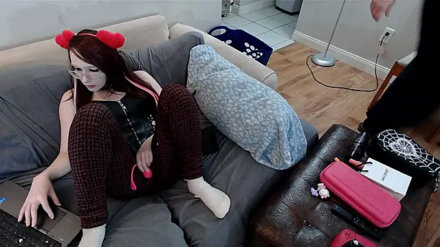 Snapshot of EmoDream1998 chatting on February 14, 8:48 pm EmoDream1998 online show from February 14, 8:48 pm