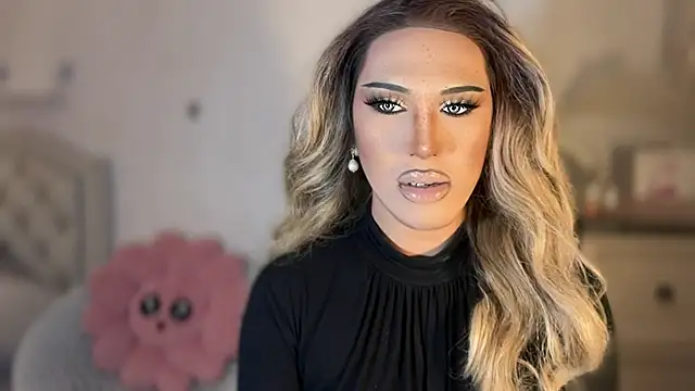 Snapshot of Ts_glamxxxx chatting on November 6, 2:15 am Ts glamxxxx online show from November 6, 2:15 am