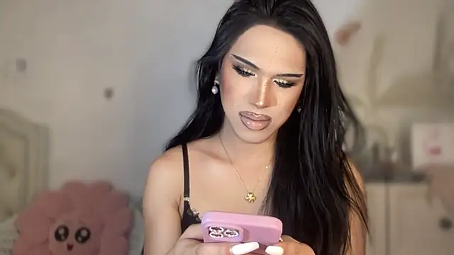 Snapshot of Ts_glamxxxx chatting on November 18, 1:32 am Ts glamxxxx online show from November 18, 1:32 am