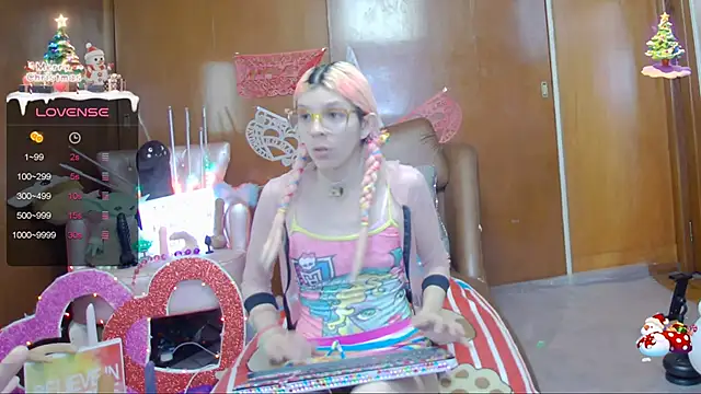 Snapshot of Skinygirl chatting on February 23, 12:41 am Skinygirl online show from February 23, 12:41 am