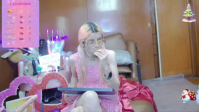 Snapshot of Skinygirl chatting on March 7, 10:54 pm Skinygirl online show from March 7, 10:54 pm