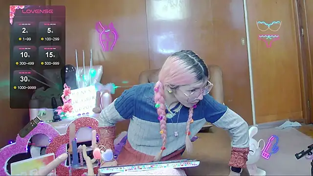 Snapshot of Skinygirl chatting on November 5, 10:13 pm Skinygirl online show from November 5, 10:13 pm