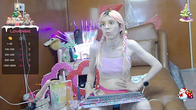 Snapshot of Skinygirl chatting on February 28, 3:15 am Skinygirl online show from February 28, 3:15 am