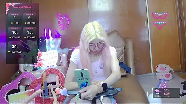 Snapshot of Skinygirl chatting on November 10, 10:48 pm Skinygirl online show from November 10, 10:48 pm