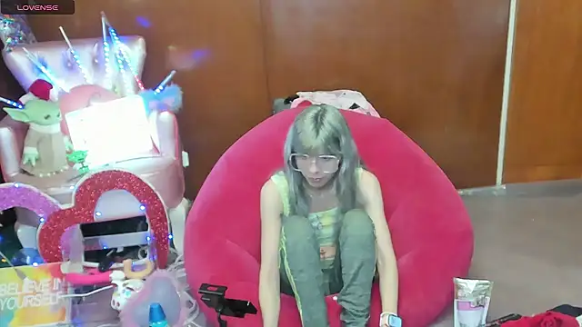 Snapshot of Skinygirl chatting on May 4, 11:07 pm Skinygirl online show from May 4, 11:07 pm