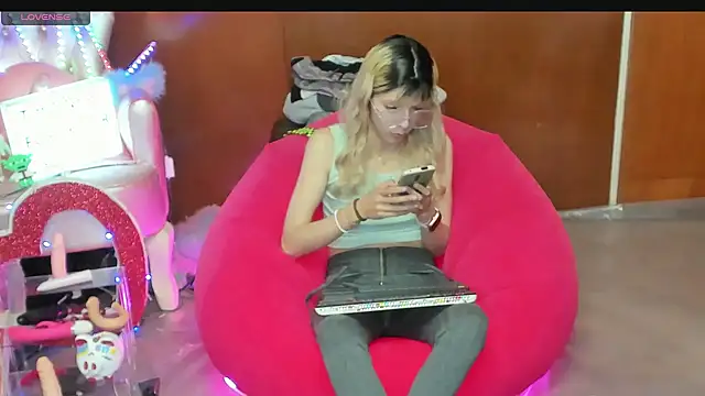 Snapshot of Skinygirl chatting on April 8, 11:28 pm Skinygirl online show from April 8, 11:28 pm