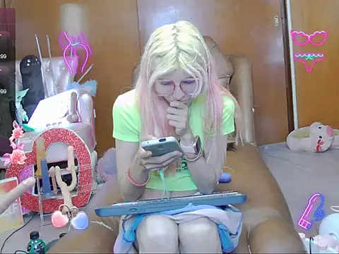 Snapshot of Skinygirl chatting on November 17, 11:42 pm Skinygirl online show from November 17, 11:42 pm