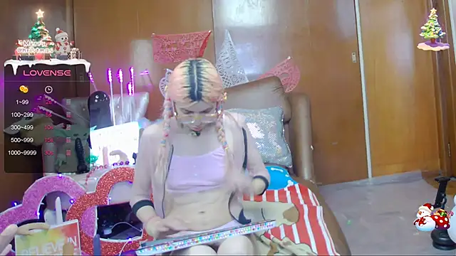 Snapshot of Skinygirl chatting on February 23, 3:45 am Skinygirl online show from February 23, 3:45 am