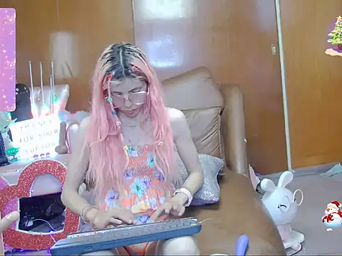 Snapshot of Skinygirl chatting on October 18, 12:34 am Skinygirl online show from October 18, 12:34 am