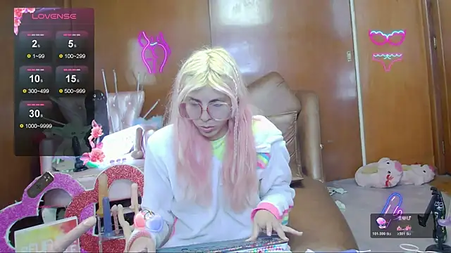 Snapshot of Skinygirl chatting on November 15, 11:31 pm Skinygirl online show from November 15, 11:31 pm