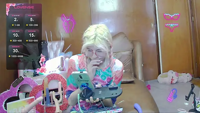 Snapshot of Skinygirl chatting on November 20, 12:22 am Skinygirl online show from November 20, 12:22 am