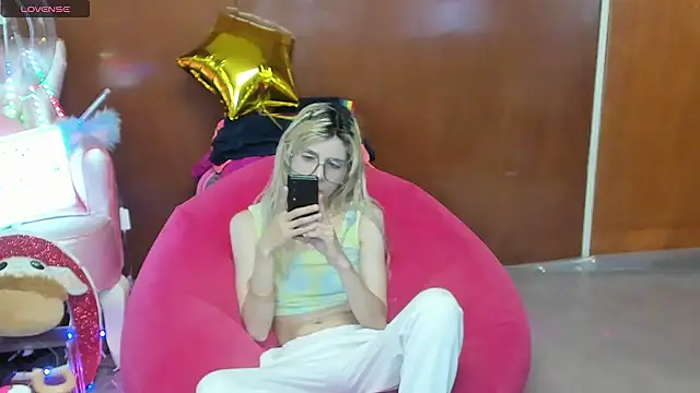 Snapshot of Skinygirl chatting on July 21, 11:17 pm Skinygirl online show from July 21, 11:17 pm