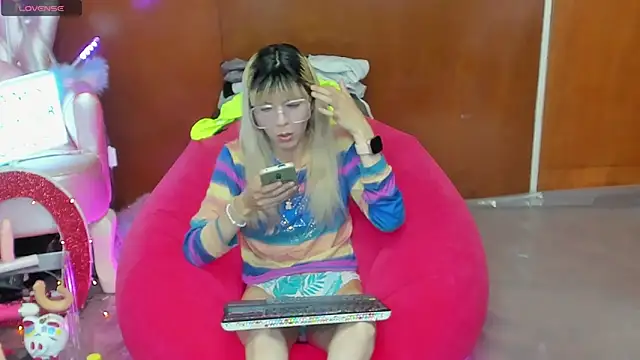 Snapshot of Skinygirl chatting on April 6, 10:55 pm Skinygirl online show from April 6, 10:55 pm