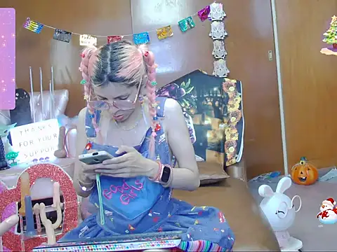 Snapshot of Skinygirl chatting on October 28, 11:03 pm Skinygirl online show from October 28, 11:03 pm