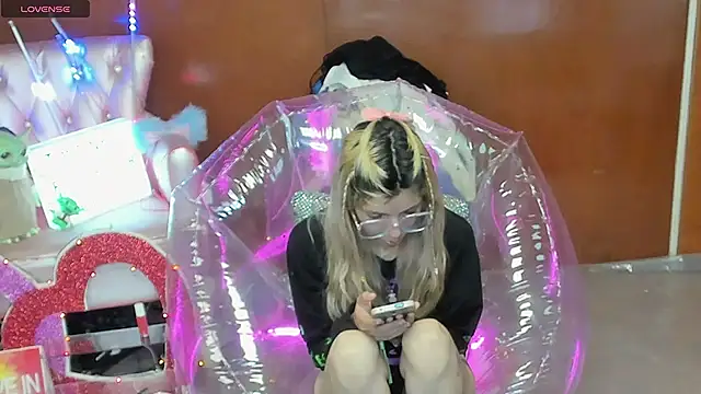 Skinygirl online show from February 13, 9:15 pm