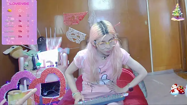 Snapshot of Skinygirl chatting on March 2, 2:41 am Skinygirl online show from March 2, 2:41 am