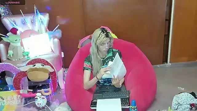 Snapshot of Skinygirl chatting on July 1, 12:33 am Skinygirl online show from July 1, 12:33 am