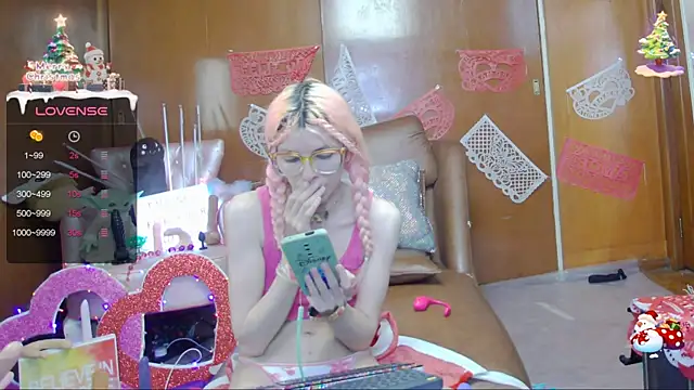 Snapshot of Skinygirl chatting on February 15, 5:51 am Skinygirl online show from February 15, 5:51 am