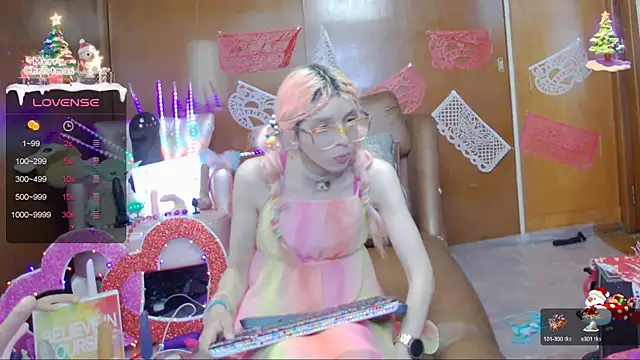 Snapshot of Skinygirl chatting on February 18, 10:58 pm Skinygirl online show from February 18, 10:58 pm