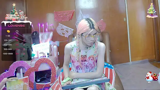 Snapshot of Skinygirl chatting on February 25, 1:09 am Skinygirl online show from February 25, 1:09 am
