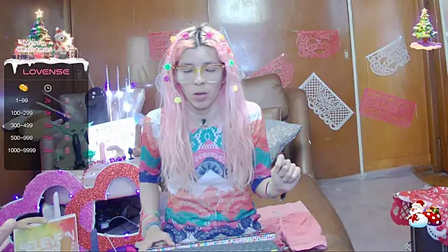 Snapshot of Skinygirl chatting on February 6, 11:04 pm Skinygirl online show from February 6, 11:04 pm