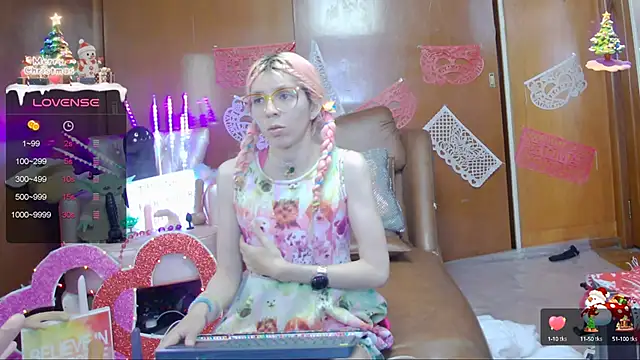 Snapshot of Skinygirl chatting on February 17, 11:54 pm Skinygirl online show from February 17, 11:54 pm