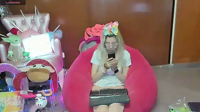 Snapshot of Skinygirl chatting on July 9, 12:11 am Skinygirl online show from July 9, 12:11 am