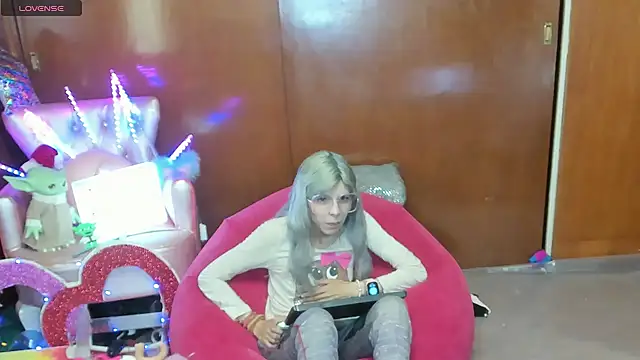 Snapshot of Skinygirl chatting on May 9, 12:03 am Skinygirl online show from May 9, 12:03 am
