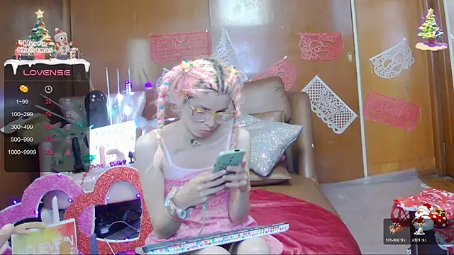Snapshot of Skinygirl chatting on February 5, 11:06 pm Skinygirl online show from February 5, 11:06 pm