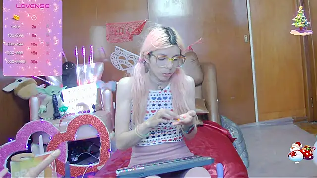 Snapshot of Skinygirl chatting on March 3, 10:42 pm Skinygirl online show from March 3, 10:42 pm